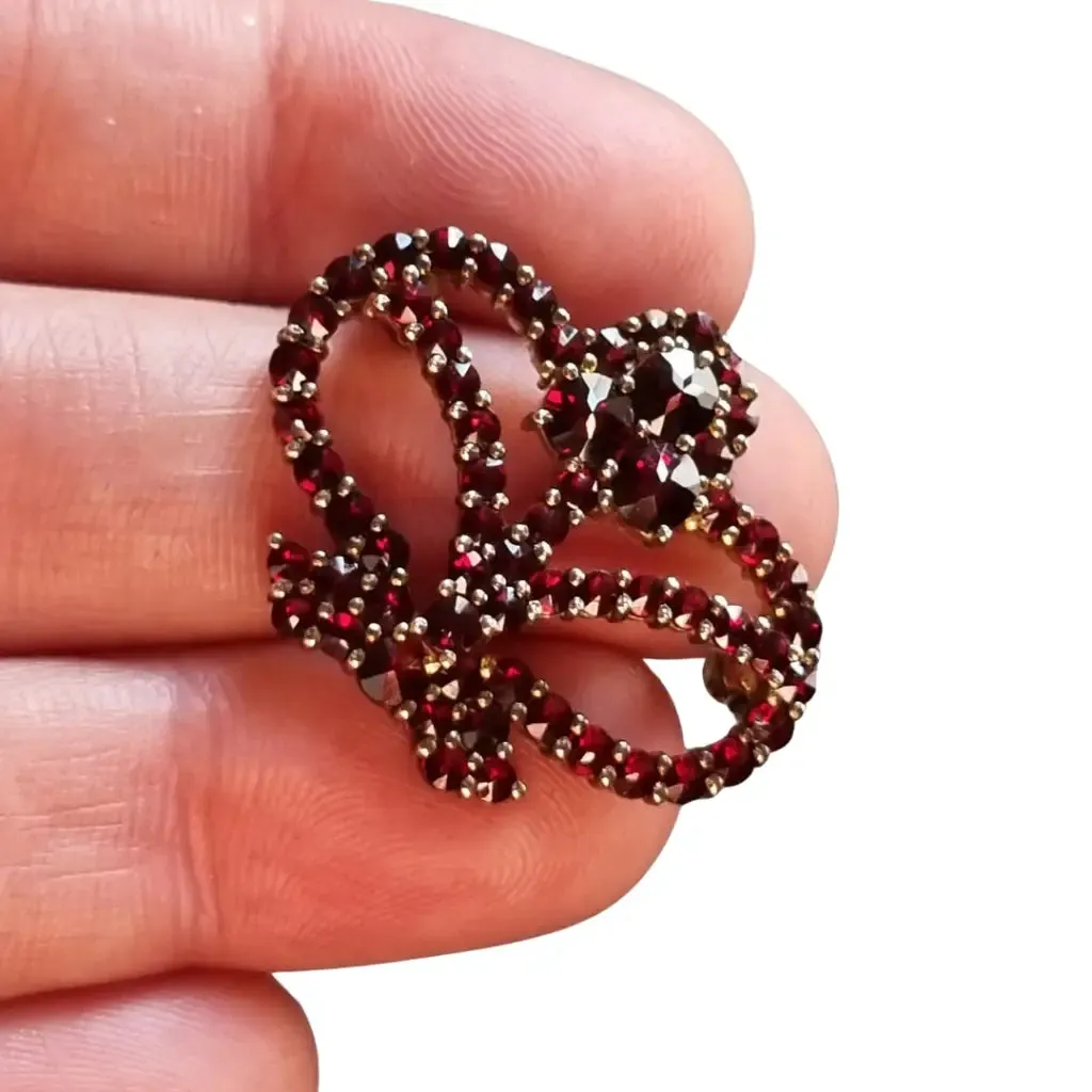 Garnet brooch in the shape of a crown, 800 gilded silver, late Victorian style.