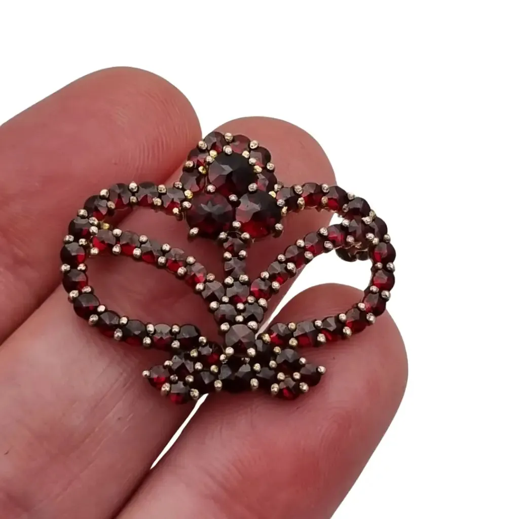 Garnet brooch in the shape of a crown, 800 gilded silver, late Victorian style.