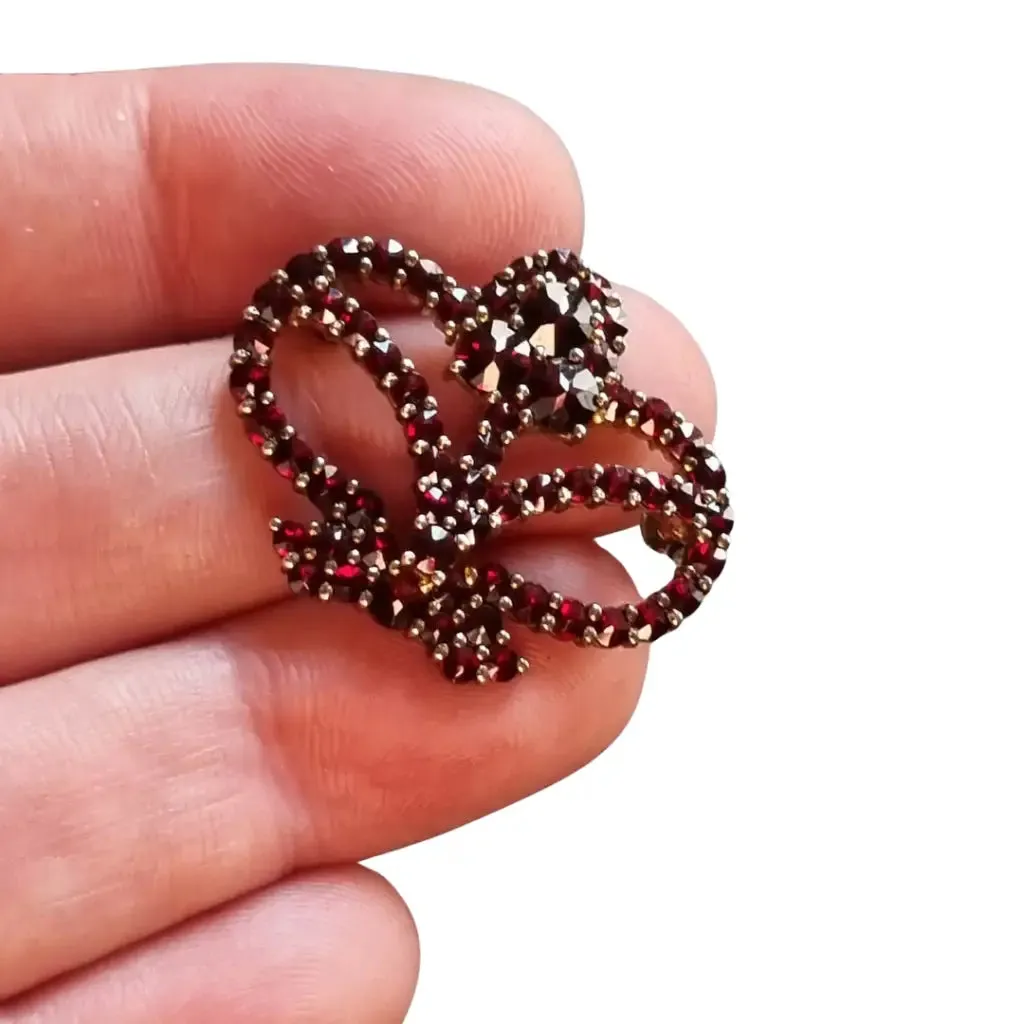 Garnet brooch in the shape of a crown, 800 gilded silver, late Victorian style.